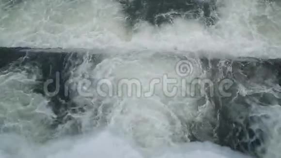 河水穿过大坝形成嘈杂的瀑布视频的预览图