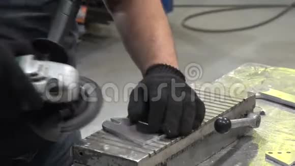 一个人从毛刺打磨机上清理细节视频的预览图