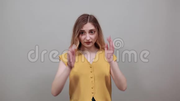 活泼开朗的女人戴着时尚的黄色衬衫微笑着视频的预览图