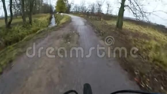 白马从路过的骑自行车的人身边跑开视频的预览图