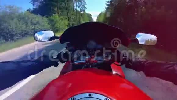 驾驶摩托车从骑手的位置射击视频的预览图
