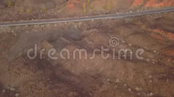 大规模火山和周围岩石地形的空中镜头4k视频的预览图