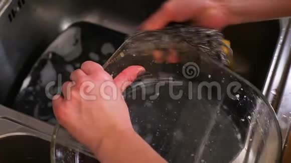 女人用金属毛巾特写洗盘子视频的预览图