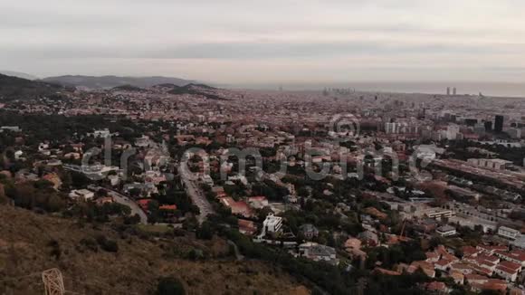 从空中俯瞰巴塞罗那郊区居民区的无人机从远处俯瞰城市景观视频的预览图