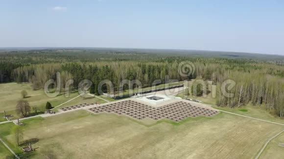 白俄罗斯Khatyn村第二次世界大战东部前线纪念馆的一部分烧毁村庄和种族灭绝纪念碑视频的预览图