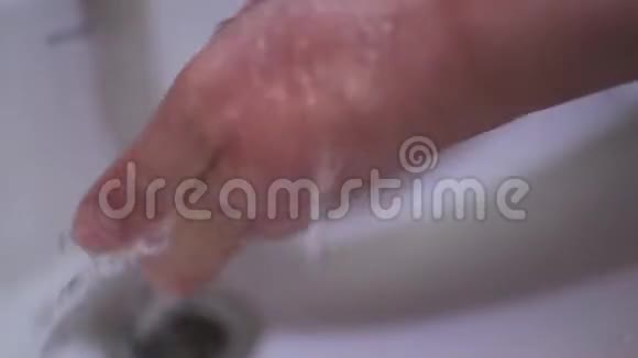 一个人洗手消毒视频的预览图