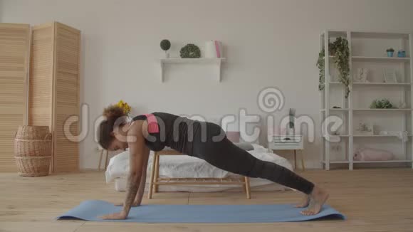 健身妇女在家做木板核心运动视频的预览图