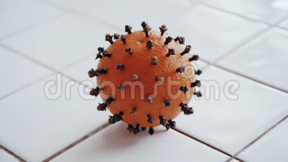 冠状病毒橙色的滑稽和创造性形象视频的预览图