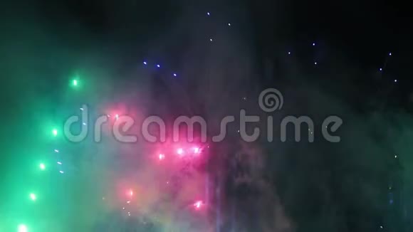 阿布扎比的烟花照亮了天空第48届阿联酋国庆庆典视频的预览图