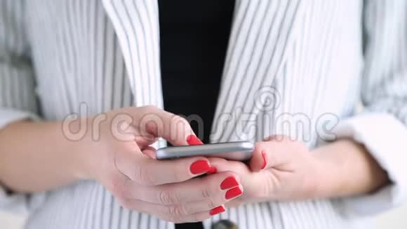 在智能手机商务女性打字信息或电子邮件上特写女性手短信视频的预览图