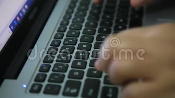 电脑键盘访问互联网视频的预览图