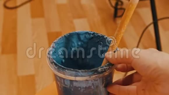 用刷子画一个蓝色的罐子视频的预览图