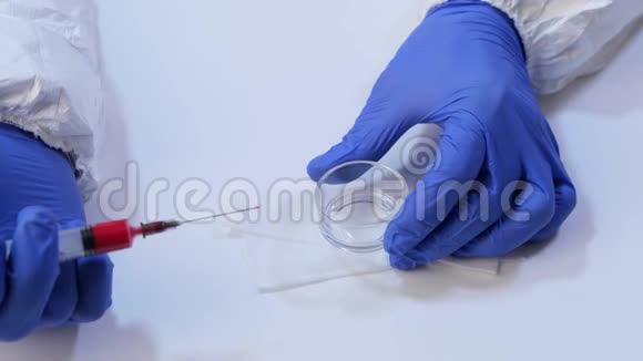 实验室助理拿着注射器带血快关门视频的预览图