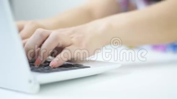 从事办公室或家庭工作的女士手按电脑键盘概念业务视频的预览图