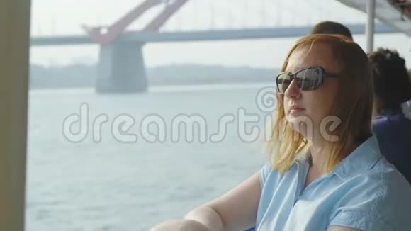 坐在船上戴太阳镜的女人视频的预览图