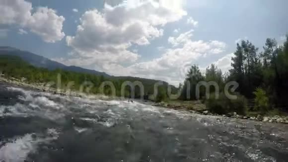 山河的水流把船抛向不同的方向撞到岩石上第一人称视频的预览图
