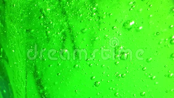 极大的绿色凝胶和密集的气泡在里面视频的预览图