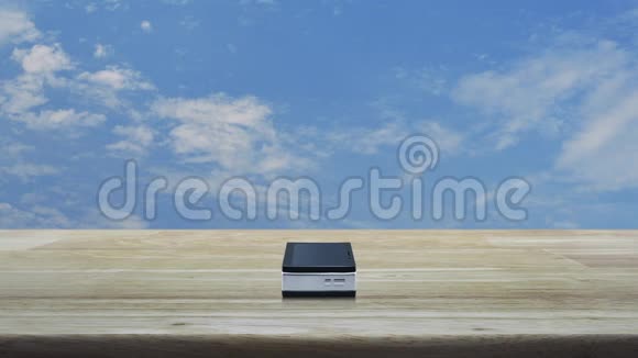 在蓝天白云的木桌上播放现代智能手机屏幕上的按钮平面图标商务音乐在线视频的预览图