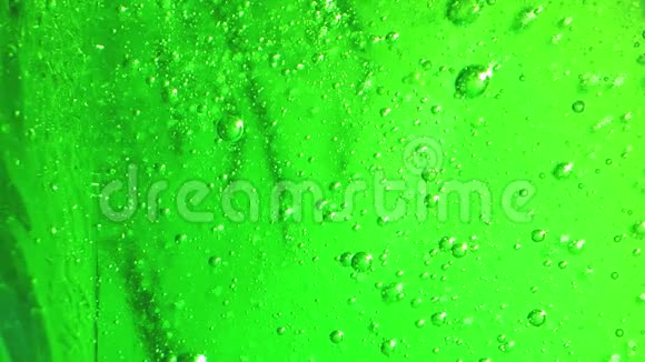 数以百万计的玉石绿色气泡通过液体介质上升这个剪辑是放松和奇怪的可能是个不错的选择视频的预览图