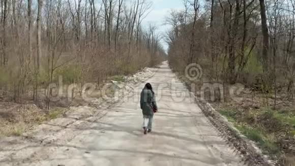 女孩在春天的森林里散步科普特从后面看着那个女孩视频的预览图