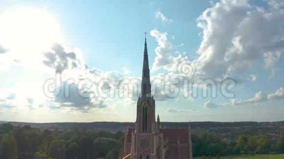 圣三一教堂在格维亚蒂或赫维亚蒂在贝拉鲁斯圣三一教堂无人机空中录像视频的预览图
