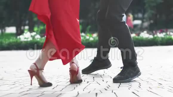 探戈舞中的腿部动作视频的预览图