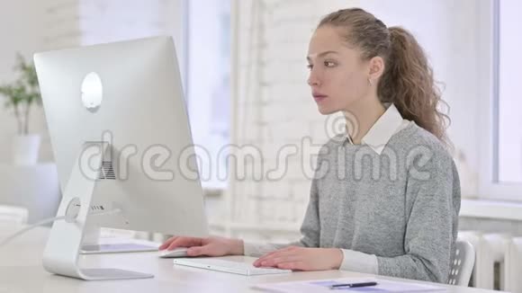 年轻拉丁女人在桌面上做视频聊天视频的预览图
