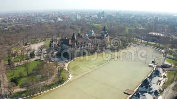 匈牙利首都布达佩斯瓦达洪亚德城堡通常是满的现在已经荒废了视频的预览图