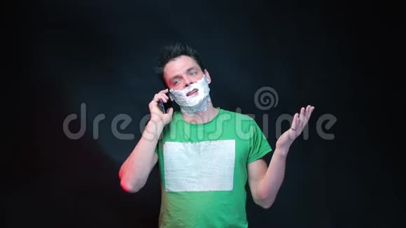 一个脸上有泡沫的男人正在用手机情绪化地交谈视频的预览图