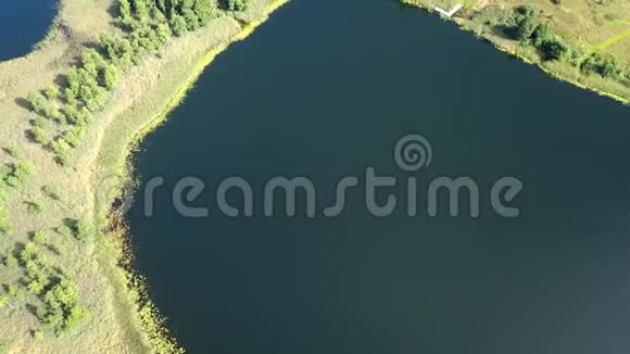 美丽的贝雷佐夫斯基湖景观视频的预览图
