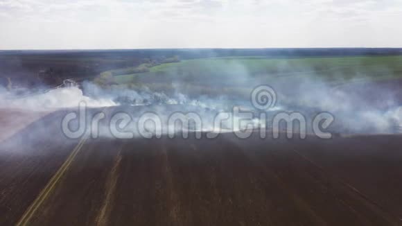 燃烧场上空的烟雾视频的预览图