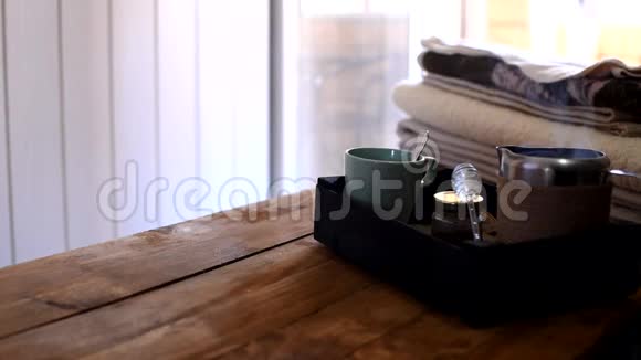 早餐在床上毯子和杯子放在木头上视频的预览图