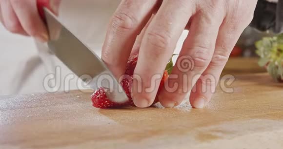 把切草莓的厨师刀收起来视频的预览图