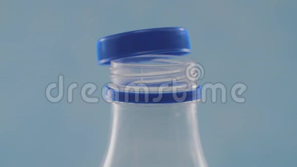 瓶盖缓慢地从奶瓶中拧开飞走了饮料视频奶瓶打开了视频的预览图