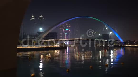 迪拜城市水上运河夜间丰富多彩的现代桥梁设计视频的预览图
