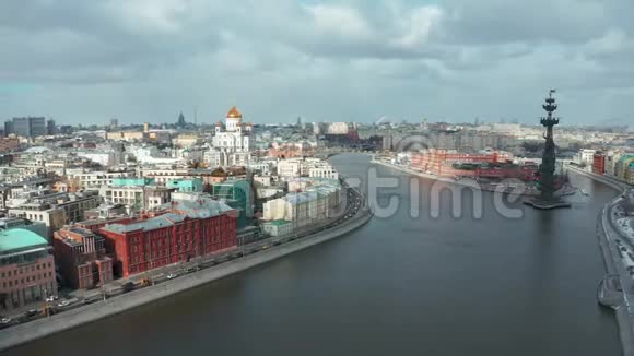 空中多云天气下的莫斯科河景观彼得大雕像视频的预览图