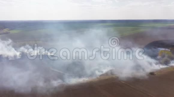 大烟云及大火的空中景观视频的预览图