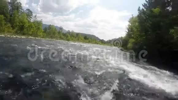 山河的水流使船在岩石在岩石视频的预览图