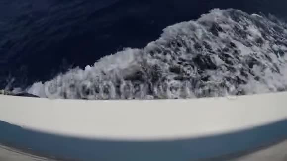 白浪从漂浮的船上漂过海面视频的预览图
