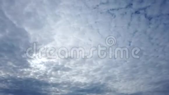 时间流逝的蓝天和轻盈的羽毛云漂浮视频的预览图