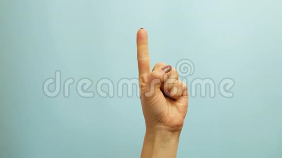 女人用手指显示数字从1到5国际手语数学清晰视频的预览图