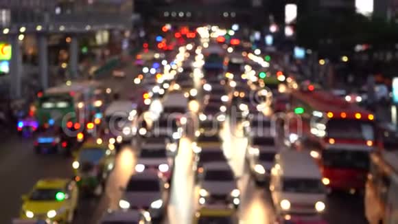 晚间城市交通密集的散焦镜头视频的预览图