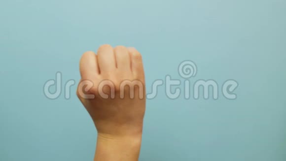 女人用手指显示数字从1到5国际手语数学清晰视频的预览图