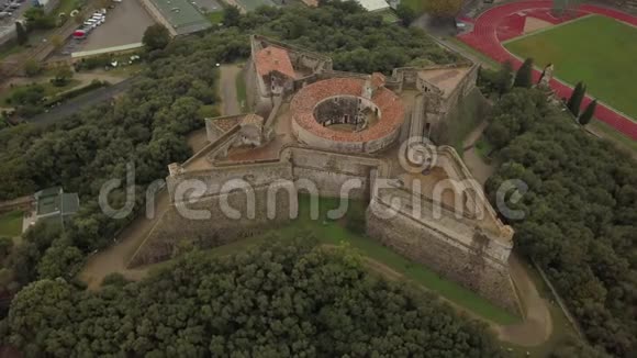 具有星型的中世纪堡垒的高视角周围有现代建筑视频的预览图