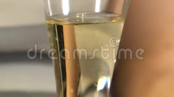 香槟气泡上升到玻璃表面视频的预览图