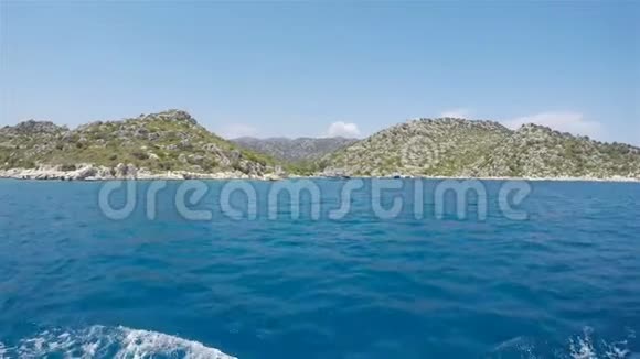 大型和小型旅游船只远离海岸视频的预览图