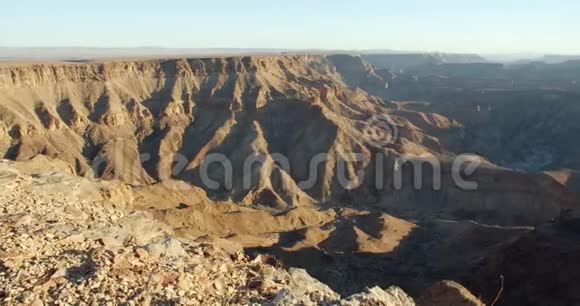 巨大的峡谷巨大的岩石悬崖和山丘鱼河峡谷纳米比亚4k视频的预览图