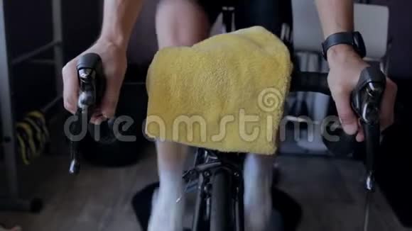 专业自行车骑室内自行车教练视频的预览图