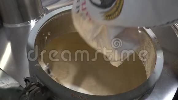 啤酒把麦芽从袋子里倒入啤酒酿造罐视频的预览图