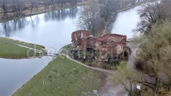 一座被湖泊包围的沙皇时代的破旧建筑视频的预览图